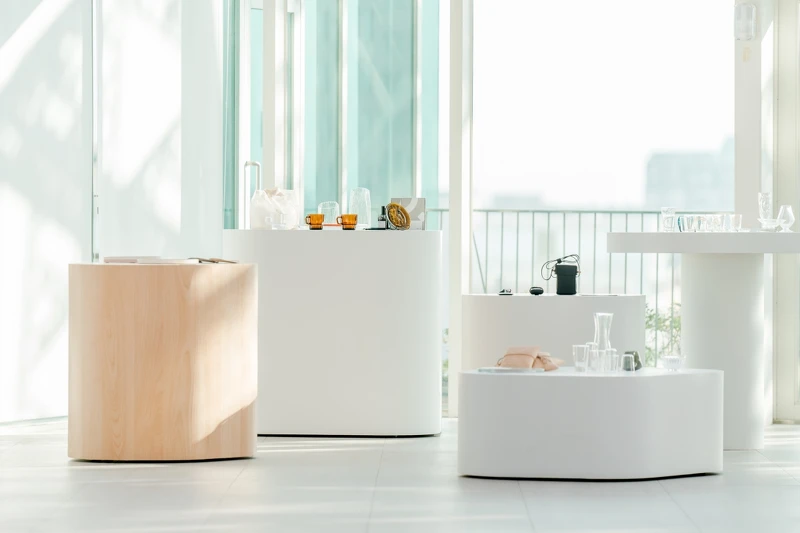 展台設計一樣使用玻璃不規則形體打造。 展台設計一樣使用玻璃不規則形體打造。