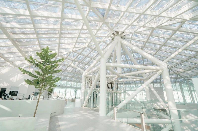 室內空間設計以坂茂設計師之碎形樹蔭延伸。 室內空間設計以坂茂設計師之碎形樹蔭延伸。