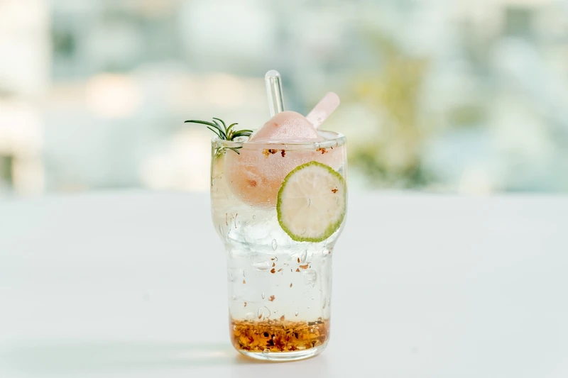 與蜷尾家合作之接骨木蘋果冰棒 蜜檸桂花氣泡飲。 與蜷尾家合作之接骨木蘋果冰棒 蜜檸桂花氣泡飲。