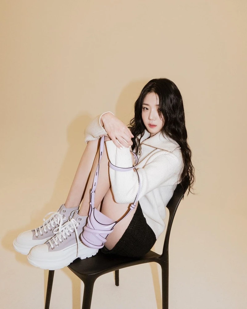 申芝燕著用Alexander Mcqueen鞋款