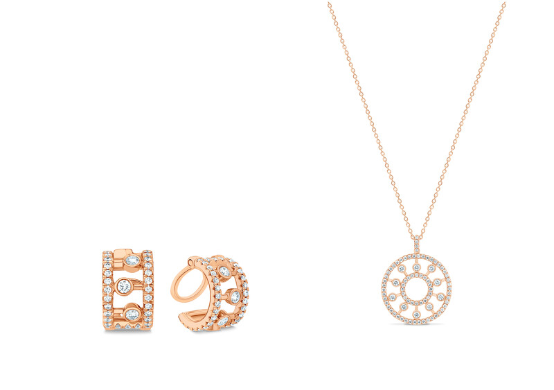 將浪漫玫瑰金加入個性設計，讓珠寶於日常更加靈活運用配戴。De Beers Dewdrop 18K玫瑰金鑽石耳骨夾NT54,000、De Beers Dewdrop 18K玫瑰金圓牌吊墜鑽石項鍊NT126,000