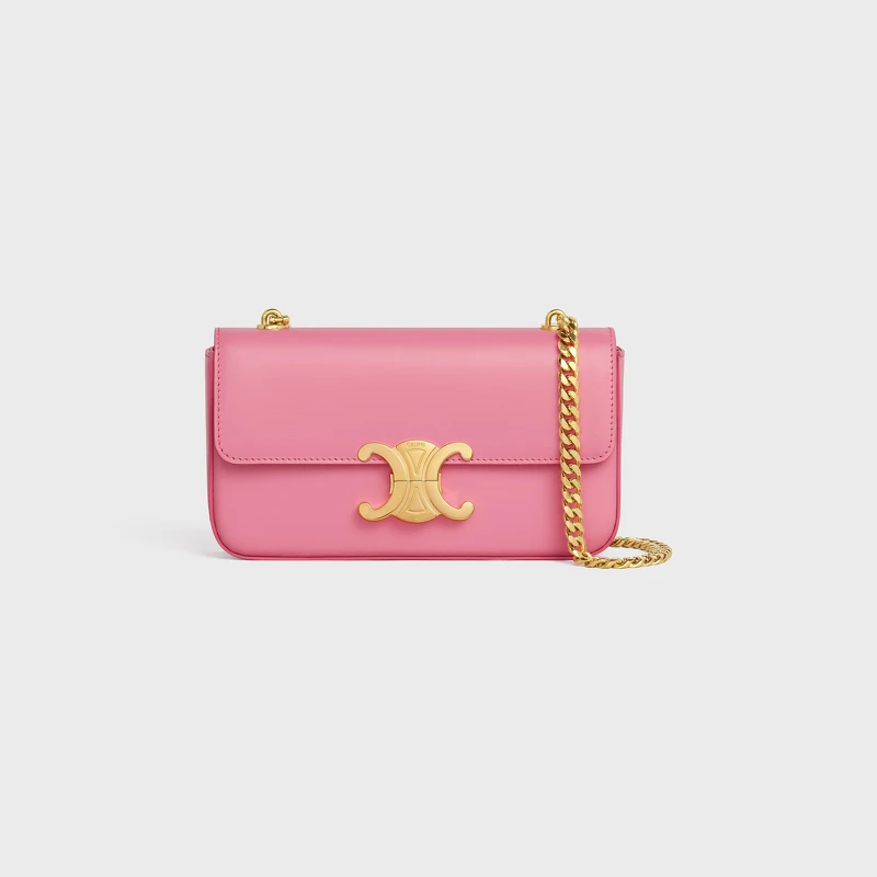 CELINE 鍊條皮革肩背包,NT95,000。 CELINE 鍊條皮革肩背包,NT95,000。