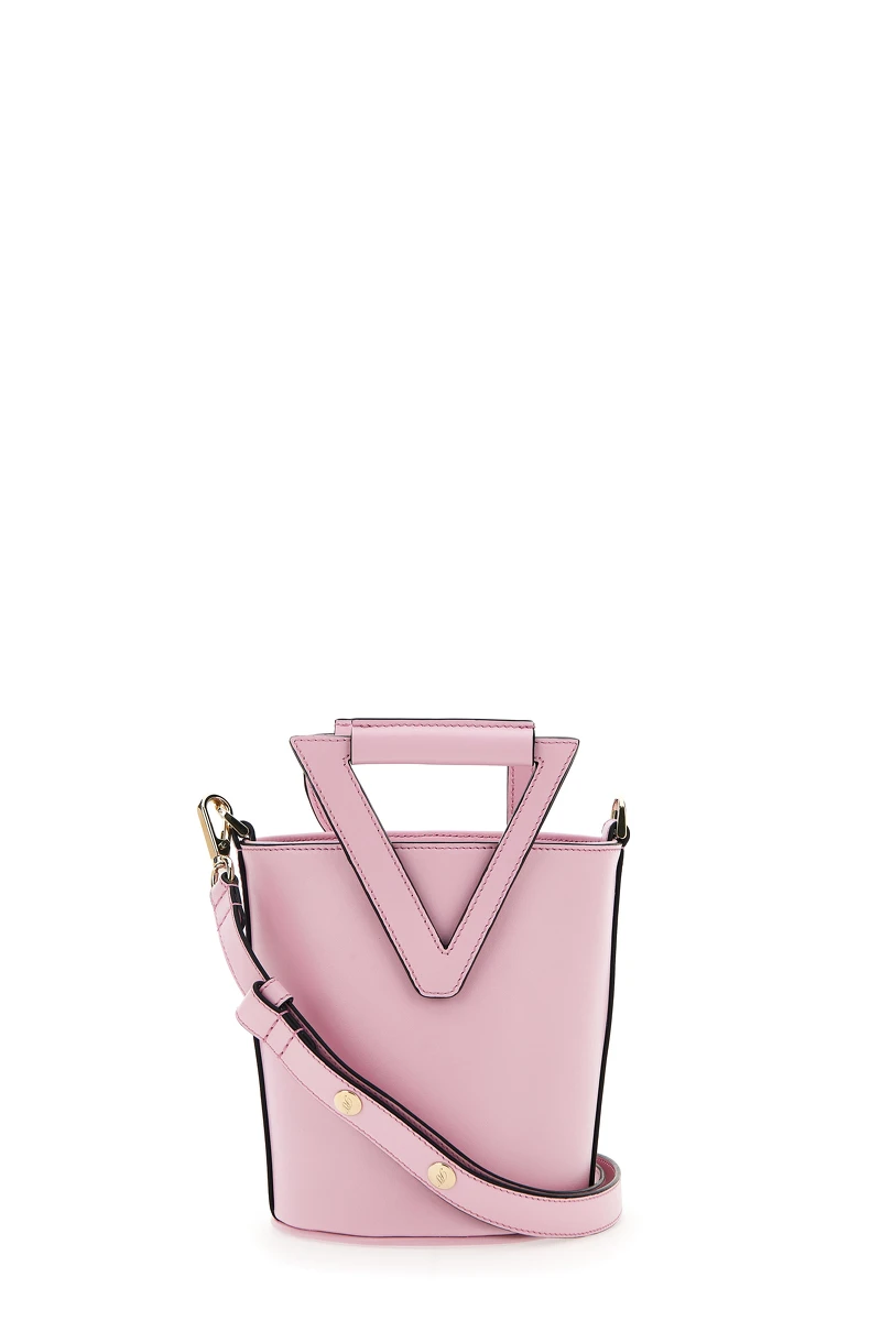 Roger Vivier 玫瑰粉皮革水桶包,NT57,600。 Roger Vivier 玫瑰粉皮革水桶包,NT57,600。