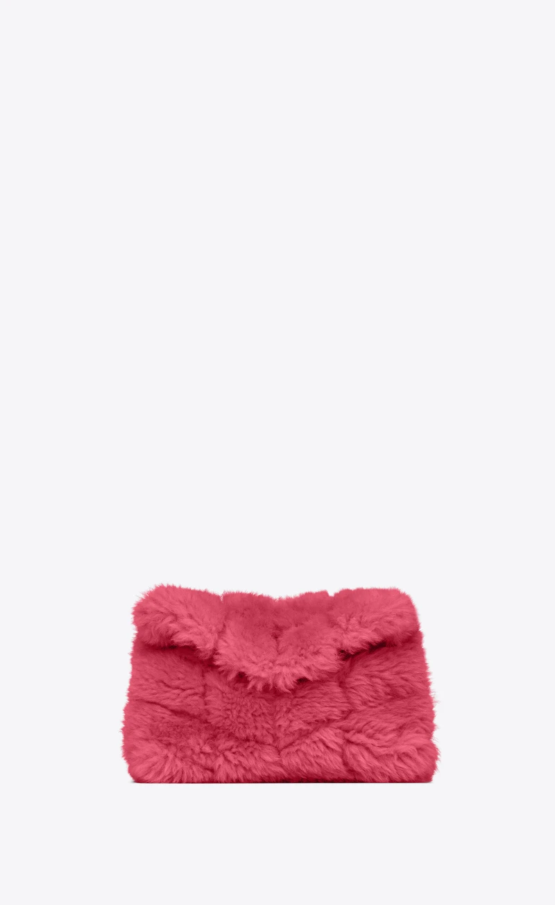 桃紅色美麗諾羊毛拼接小羊皮手拿包,NT48,000。 桃紅色美麗諾羊毛拼接小羊皮手拿包,NT48,000。