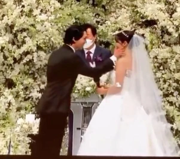 崔泰俊替朴信惠拭去幸福的眼淚 崔泰俊替朴信惠拭去幸福的眼淚