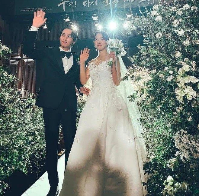 崔泰俊與朴信惠甜蜜完婚