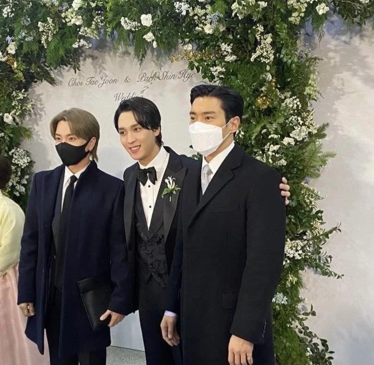 SJ利特、始源與新郎合影 SJ利特、始源與新郎合影