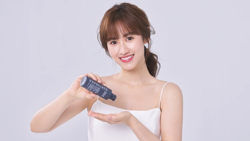 寶拉珍選2022代言人Sandy吳姍儒使用2%水楊酸精華液形象照。 寶拉珍選2022代言人Sandy吳姍儒使用2%水楊酸精華液形象照。