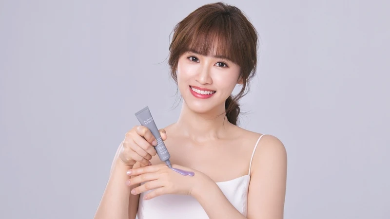 寶拉珍選2022代言人Sandy吳姍儒使用25%果酸+2%水楊酸煥膚面膜形象照。 寶拉珍選2022代言人Sandy吳姍儒使用25%果酸+2%水楊酸煥膚面膜形象照。