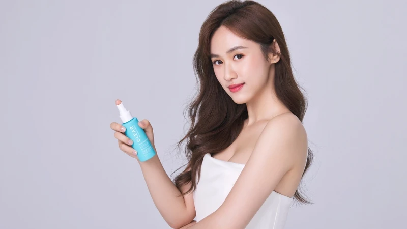 寶拉珍選2022代言人Sandy吳姍儒使用淨無痘2%水楊酸美體噴露形象照。 寶拉珍選2022代言人Sandy吳姍儒使用淨無痘2%水楊酸美體噴露形象照。