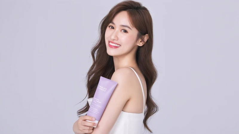 寶拉珍選2022代言人Sandy吳姍儒使用2%水楊酸身體乳形象照。 寶拉珍選2022代言人Sandy吳姍儒使用2%水楊酸身體乳形象照。