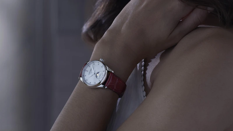 浪琴表 Master 巨擘系列珍珠母貝面盤月相女士腕錶。