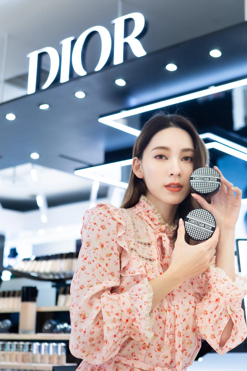 DIOR 超完美水潤光氣墊粉餅經典New Look，推薦價NT2,600