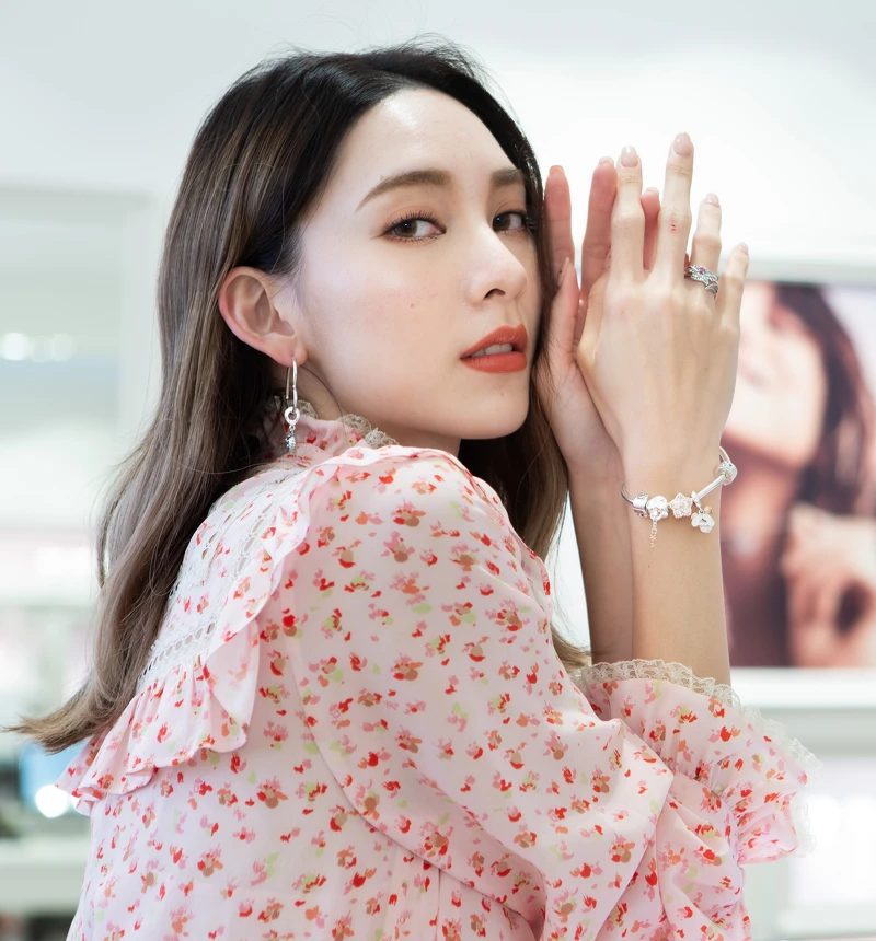 Pandora moments新型鏈扣蛇行手鏈 推薦價3680元、Pandora Logo安全鏈 推薦價3680元、迪士尼米奇米妮造型固定扣 推薦價2080元、迪士尼米奇米妮造型愛心掛鎖串飾 推薦價2880元、雪花輝耀蜜鑲串飾 推薦價3280元。