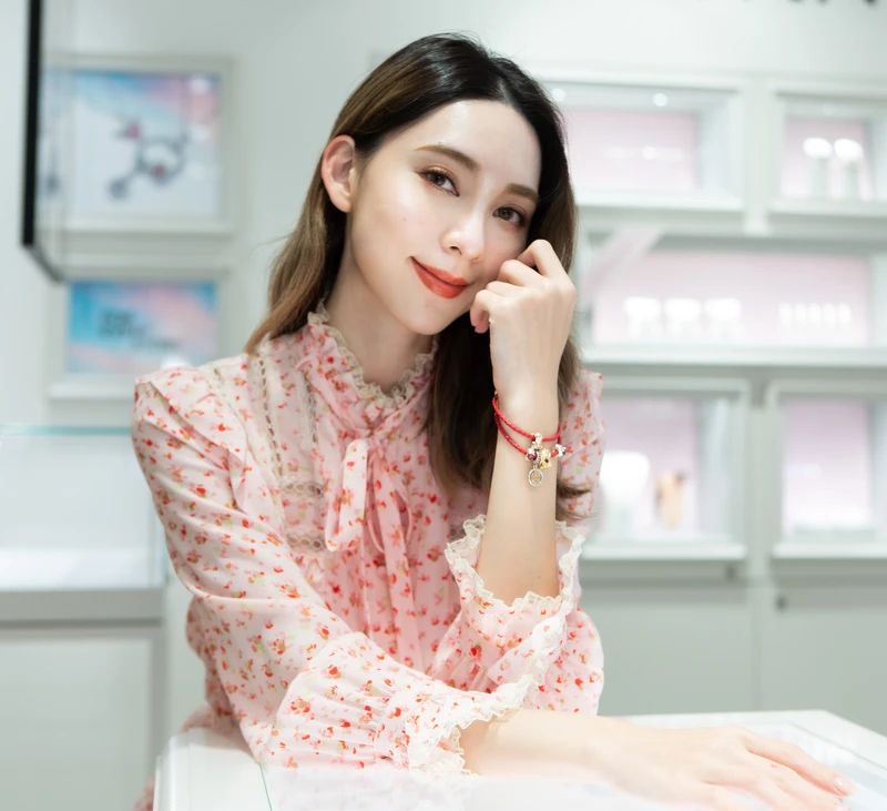 Pandora 2022新春系列 串飾 推薦價2880〜3280元、大吉旋轉吊飾 推薦價3680元、炙熱紅心寶石固定扣 推薦價1280元。
