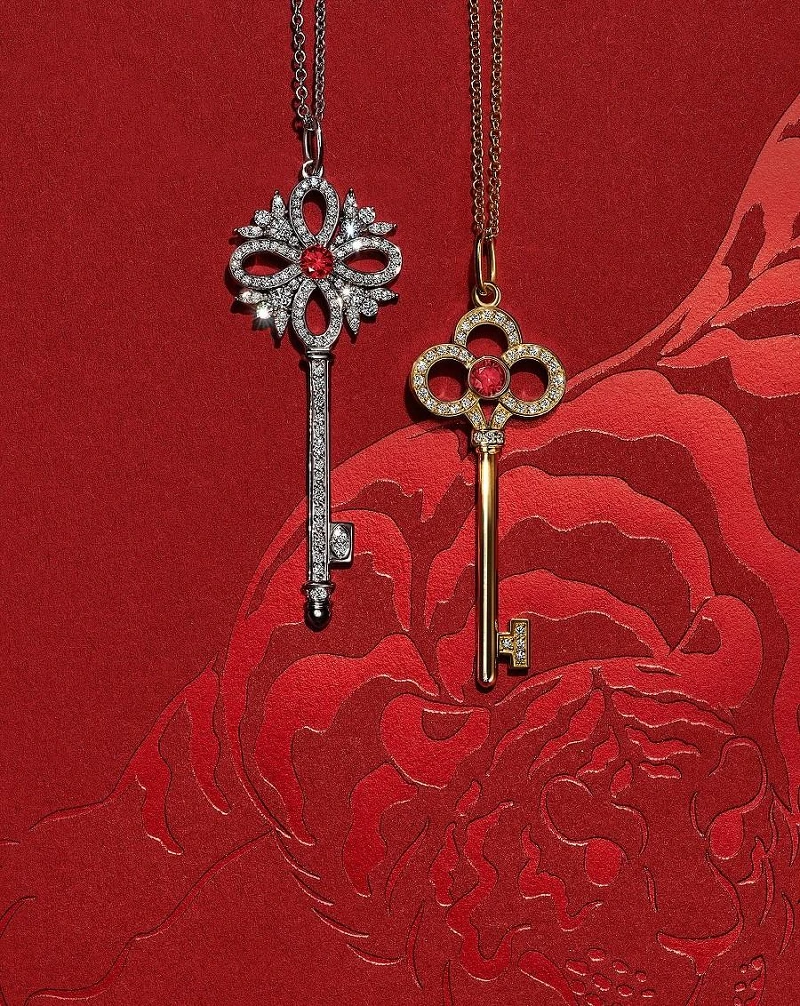 Tiffany Keys系列 - 鉑金鑲嵌紅寶石與鑽石鍊墜 NT$432,000, 18K金鑲嵌紅寶石與鑽石鍊墜 NT$152,000 Tiffany Keys系列 - 鉑金鑲嵌紅寶石與鑽石鍊墜 NT$432,000, 18K金鑲嵌紅寶石與鑽石鍊墜 NT$152,000