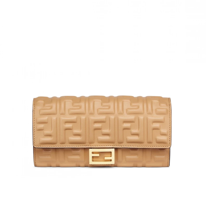 Fendi卡其色FF Logo壓紋長夾,NT27,800 Fendi卡其色FF Logo壓紋長夾,NT27,800