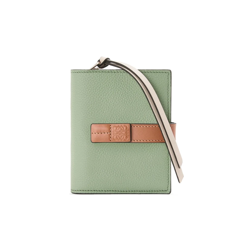 迷迭香綠粒面小牛皮拉鍊短夾,NT23,000 迷迭香綠粒面小牛皮拉鍊短夾,NT23,000