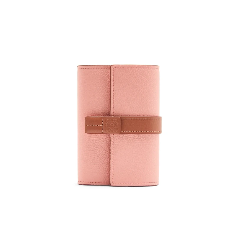 花粉色小牛皮直式三折短夾,NT22,000 花粉色小牛皮直式三折短夾,NT22,000