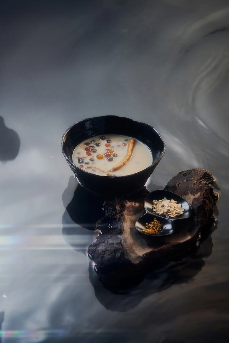 安神湯由人蔘精、桂花茶、燕麥奶製成。 安神湯由人蔘精、桂花茶、燕麥奶製成。