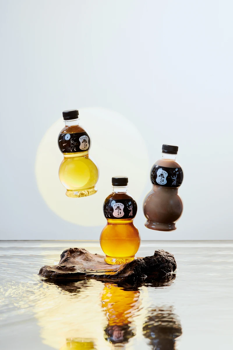 所有商品皆可外帶!造型與店內的茶具感受完全不同,以帶有東方味的葫蘆瓶作為外帶冷泡瓶,正如仙飲! 所有商品皆可外帶!造型與店內的茶具感受完全不同,以帶有東方味的葫蘆瓶作為外帶冷泡瓶,正如仙飲!