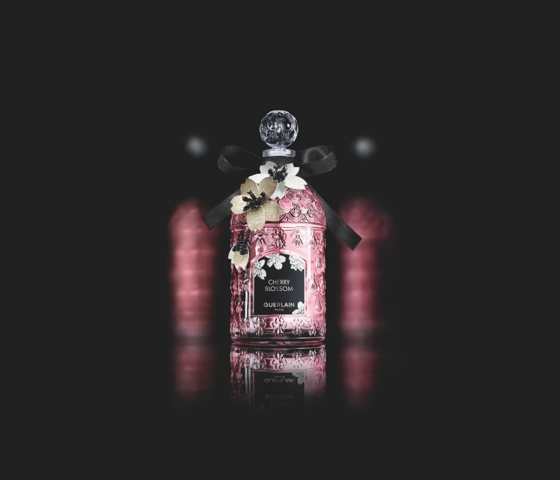 GUERLAIN嬌蘭花綻舞櫻淡香水高訂精繡蜂印瓶主視覺。 GUERLAIN嬌蘭花綻舞櫻淡香水高訂精繡蜂印瓶主視覺。