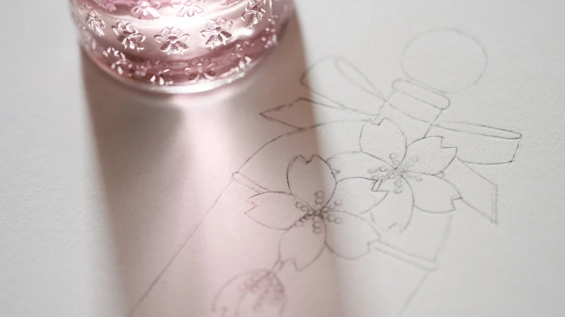 GUERLAIN嬌蘭花綻舞櫻淡香水高訂精繡蜂印瓶的手繪櫻花草圖。 GUERLAIN嬌蘭花綻舞櫻淡香水高訂精繡蜂印瓶的手繪櫻花草圖。