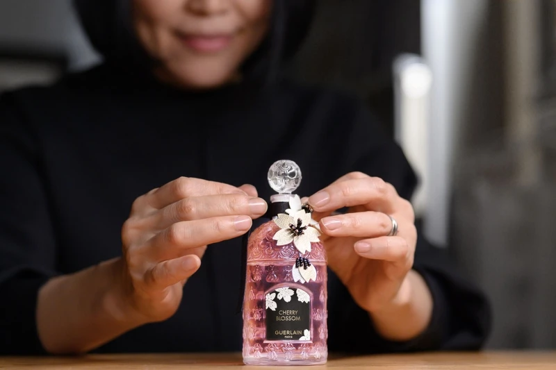 GUERLAIN嬌蘭花綻舞櫻淡香水高訂精繡蜂印瓶工藝情境圖。 GUERLAIN嬌蘭花綻舞櫻淡香水高訂精繡蜂印瓶工藝情境圖。