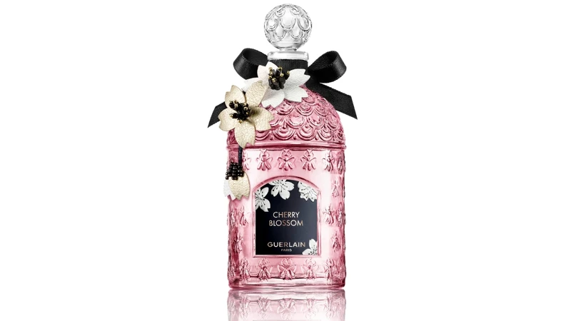 GUERLAIN嬌蘭花綻舞櫻淡香水高訂精繡蜂印瓶,NT25,900 GUERLAIN嬌蘭花綻舞櫻淡香水高訂精繡蜂印瓶,NT25,900