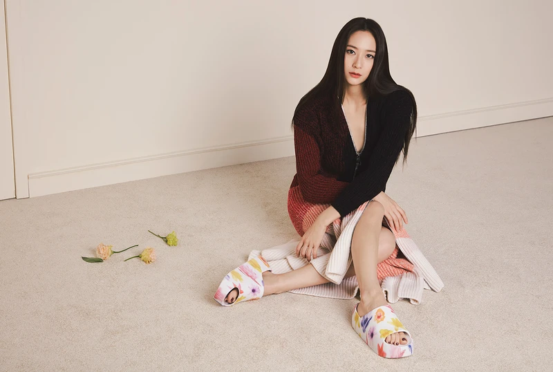 Charles & Keith Mae釦帶厚底拖鞋，售價NT$1,690