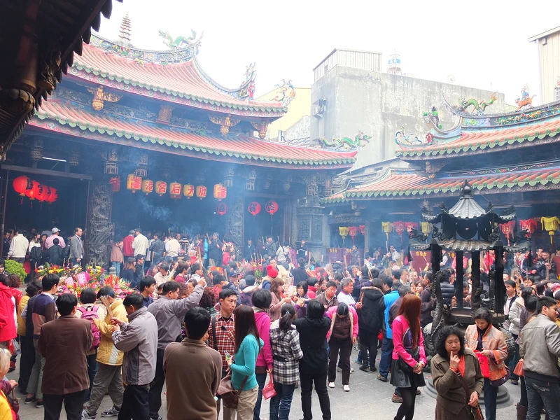 ▲初一到廟裡走春也可求財。(Flickr作者H.T. Yu) ▲初一到廟裡走春也可求財。(Flickr作者H.T. Yu)