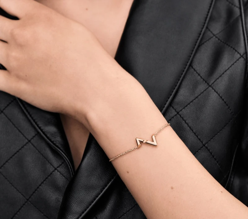 Louis Vuitton (LV) 路易威登 LV字母Volt系列18K金手鍊，2022年新款​，售價NT$70,500