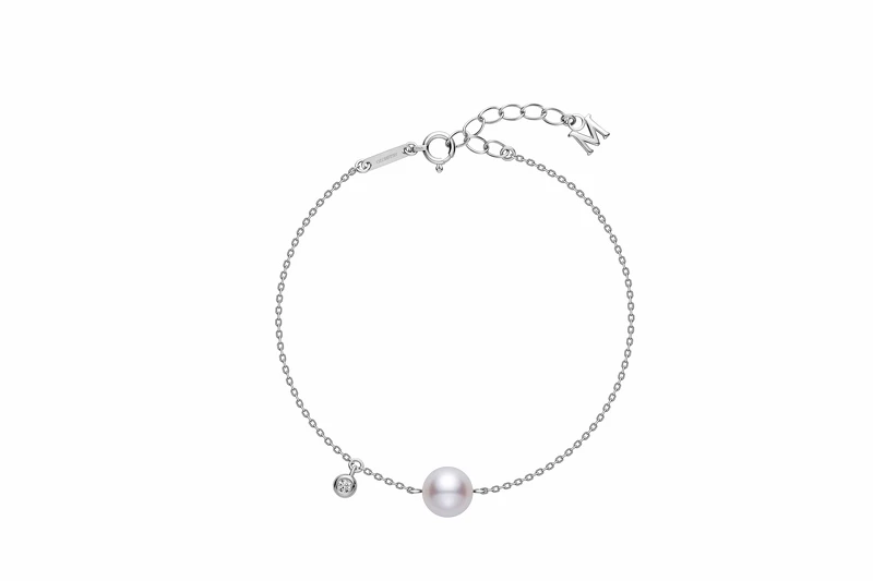 18K白金手鏈鑲嵌一顆約0.02克拉鑽石，搭配尺寸約7.50mm的日本Akoya珍珠，價格NT$ 23,000
