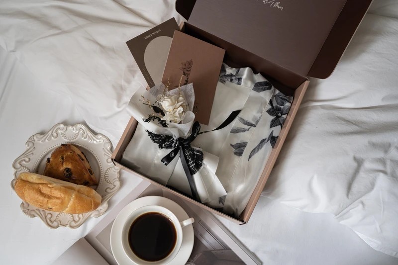 Here’s To Love X 浪花花藝情人節聯名睡袍˙永生花禮盒NT2,580 Here’s To Love X 浪花花藝情人節聯名睡袍˙永生花禮盒NT2,580