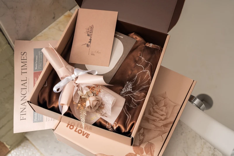 Here’s To Love X 浪花花藝情人節聯名睡袍˙永生花禮盒NT2,580 Here’s To Love X 浪花花藝情人節聯名睡袍˙永生花禮盒NT2,580