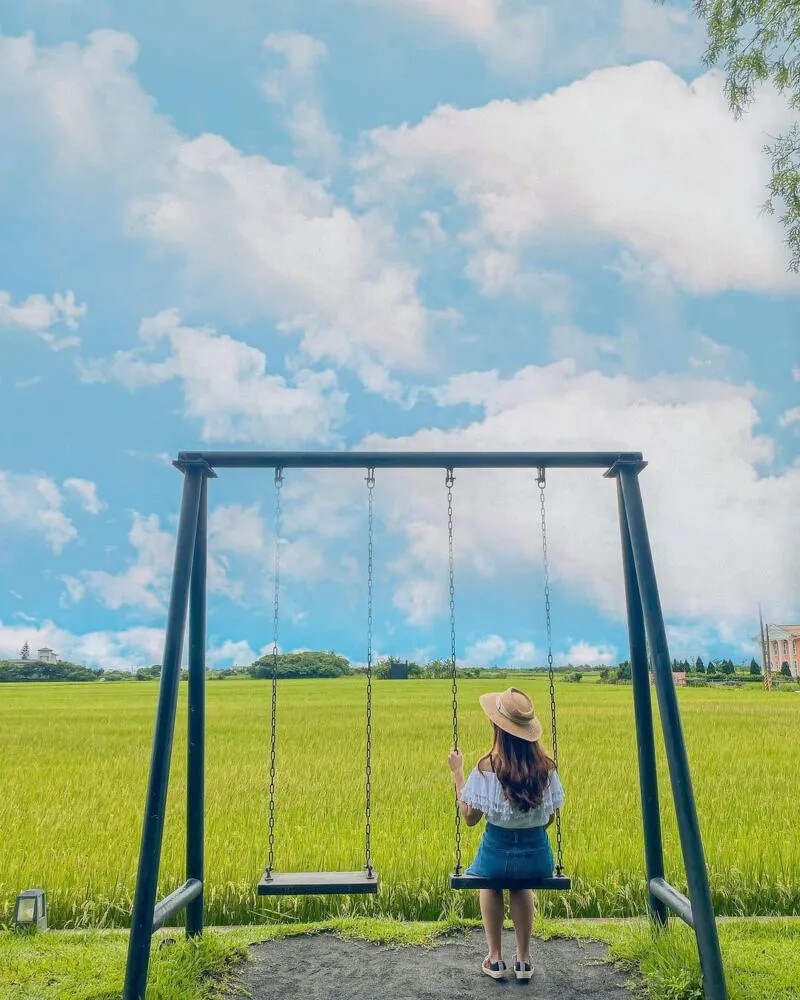 面向一片綠意的黑色盪鞦韆，也是網美們最愛的打卡景點（圖 / IG ＠lunalulala820）
