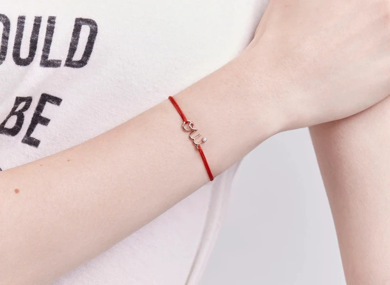 Dior 迪奧 Oui系列18K玫瑰金、鑽石和紅色束帶手鏈 價格NT$30,400 Dior 迪奧 Oui系列18K玫瑰金、鑽石和紅色束帶手鏈 價格NT$30,400