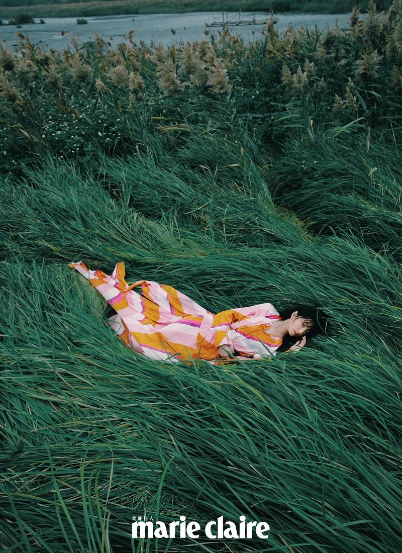 多彩圖騰層次感上衣、褲裙、腰帶，all by Fendi。