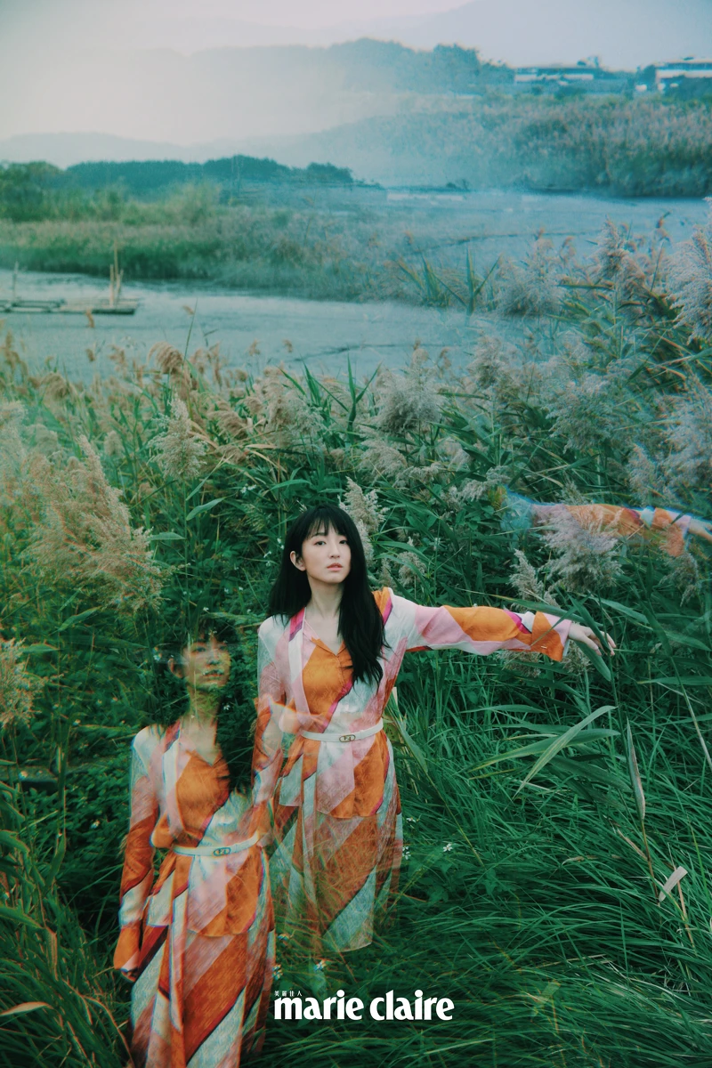 多彩圖騰層次感上衣、褲裙、腰帶，all by Fendi。