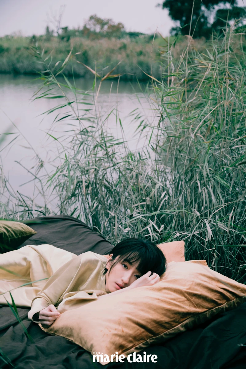 金色亮面洋裝，Fendi。