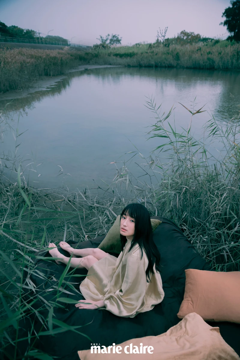 金色亮面洋裝，Fendi。