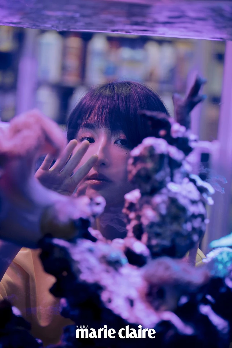 黃色不規則剪裁洋裝，Loewe。