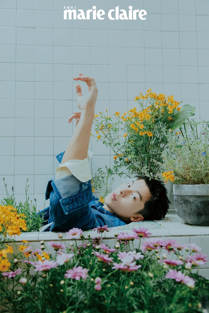 鵝黃色襯衫、刷色牛仔夾克,both by Fendi。 鵝黃色襯衫、刷色牛仔夾克,both by Fendi。