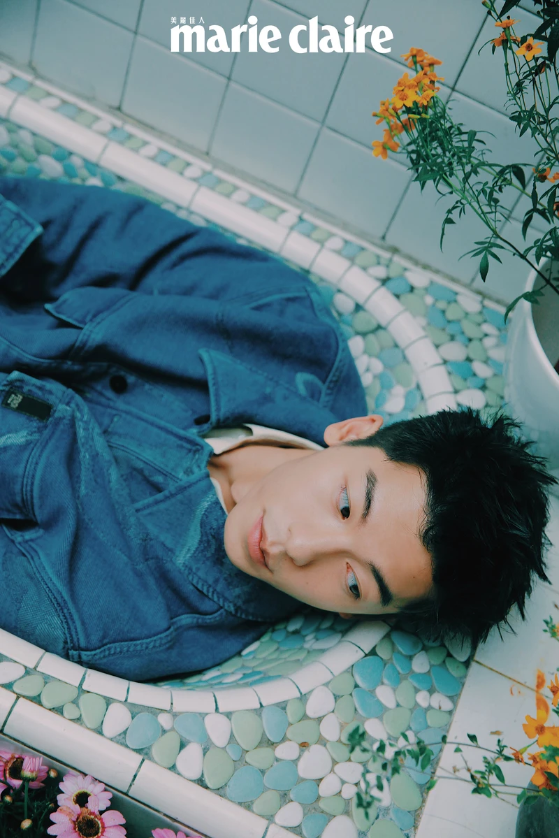 鵝黃色襯衫、刷色牛仔夾克,both by Fendi。 鵝黃色襯衫、刷色牛仔夾克,both by Fendi。