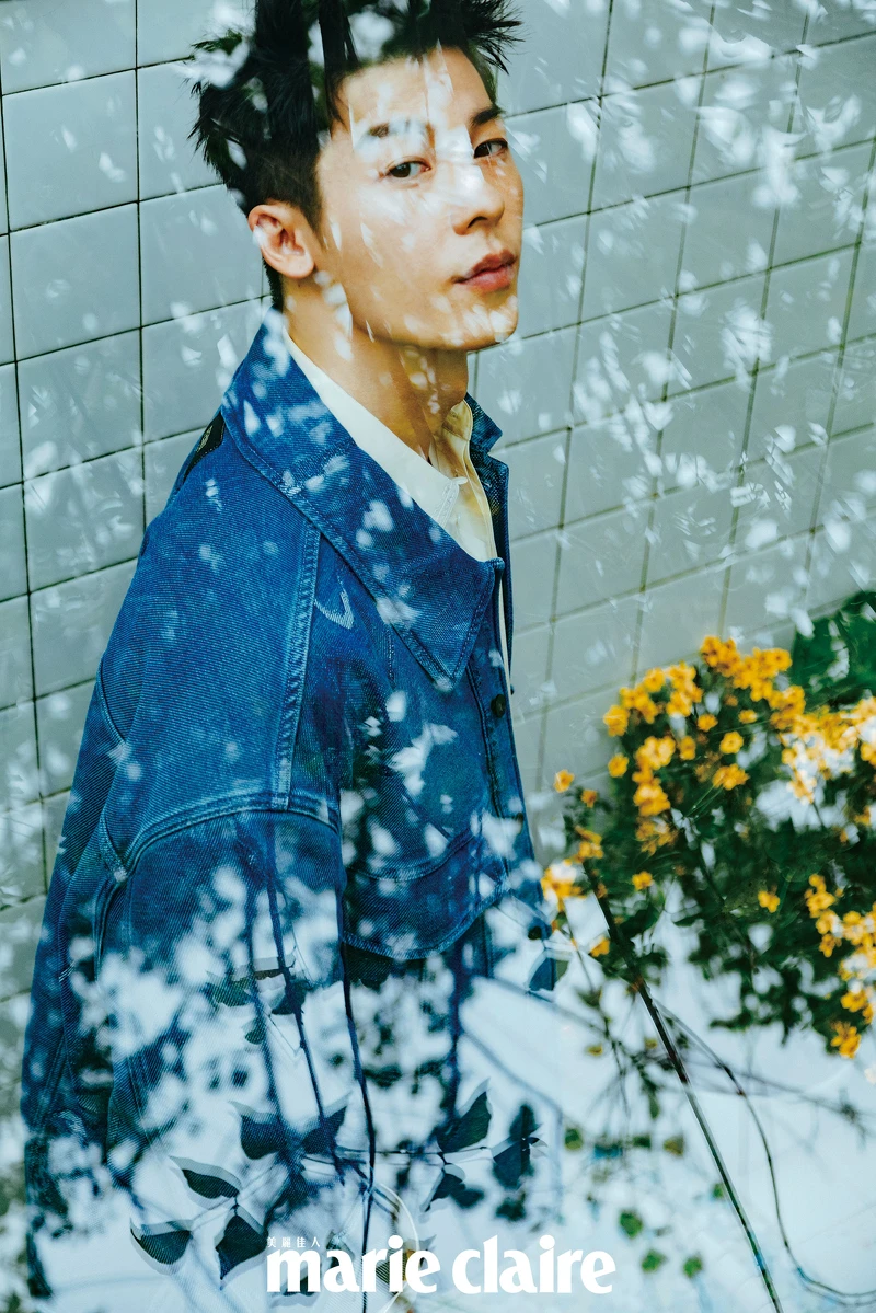 鵝黃色襯衫、刷色牛仔夾克,both by Fendi。 鵝黃色襯衫、刷色牛仔夾克,both by Fendi。