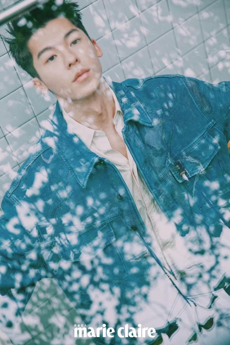 鵝黃色襯衫、刷色牛仔夾克,both by Fendi。 鵝黃色襯衫、刷色牛仔夾克,both by Fendi。