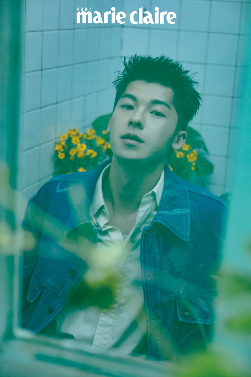 鵝黃色襯衫、刷色牛仔夾克,both by Fendi。 鵝黃色襯衫、刷色牛仔夾克,both by Fendi。