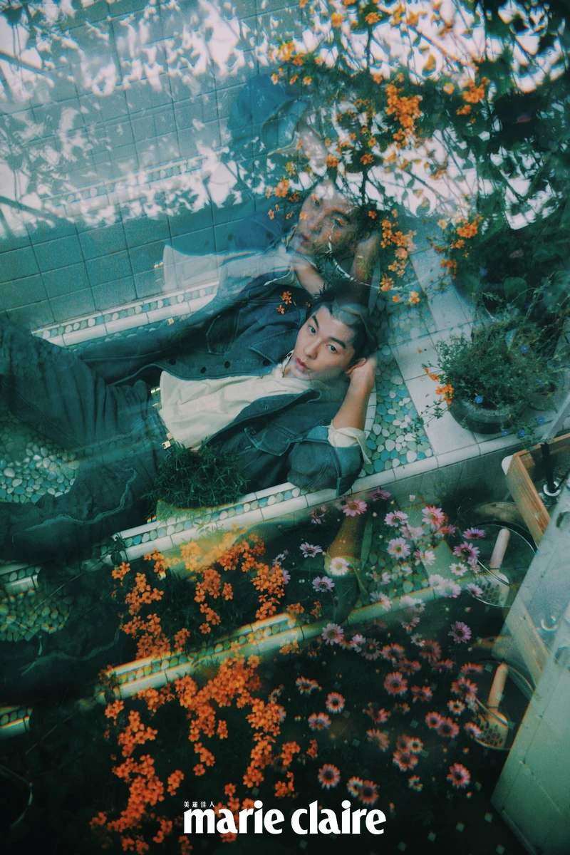 鵝黃色襯衫、刷色牛仔夾克、刷色牛仔褲,all by Fendi。 鵝黃色襯衫、刷色牛仔夾克、刷色牛仔褲,all by Fendi。