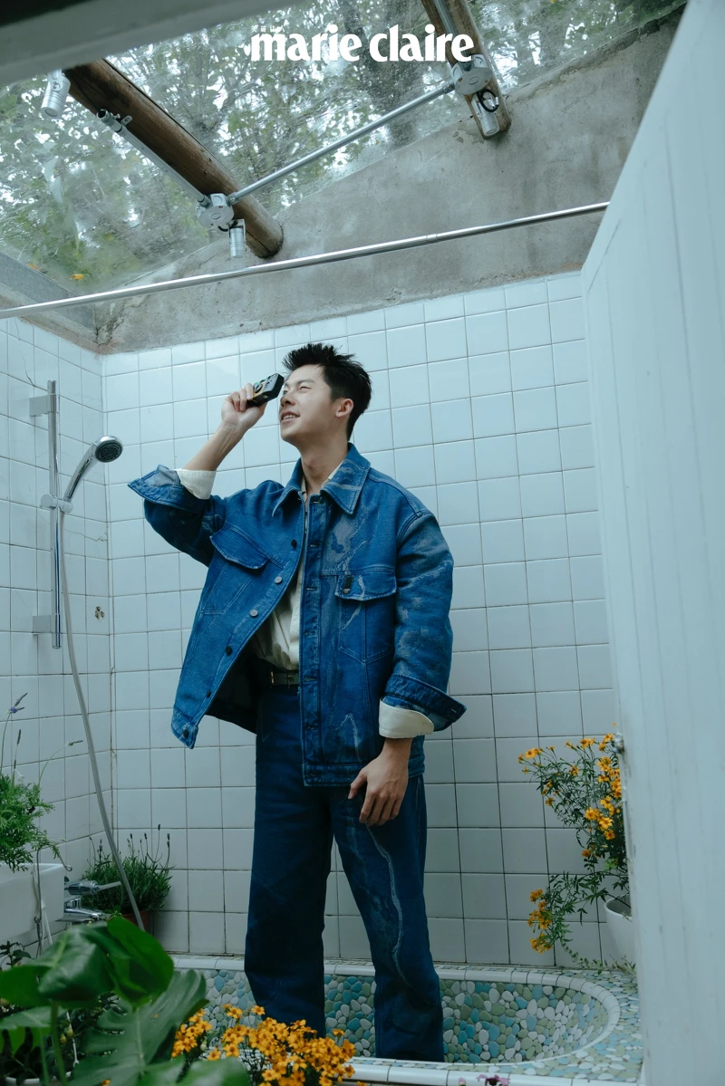 鵝黃色襯衫、刷色牛仔夾克、刷色牛仔褲,all by Fendi。 鵝黃色襯衫、刷色牛仔夾克、刷色牛仔褲,all by Fendi。