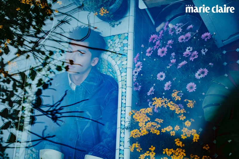 鵝黃色襯衫、刷色牛仔夾克,both by Fendi。 鵝黃色襯衫、刷色牛仔夾克,both by Fendi。